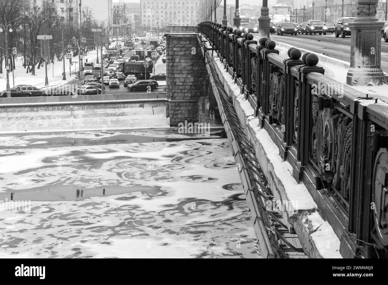 Deriva di ghiaccio sul fiume Mosca invernale sotto il ponte Bolshoi Kamenny sul terrapieno del Cremlino. Bianco e nero. Foto Stock