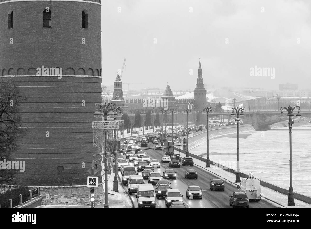 Vista dell'argine del Cremlino dal ponte Bolshoy Kamenny durante una nevicata. Bianco e nero. Foto Stock