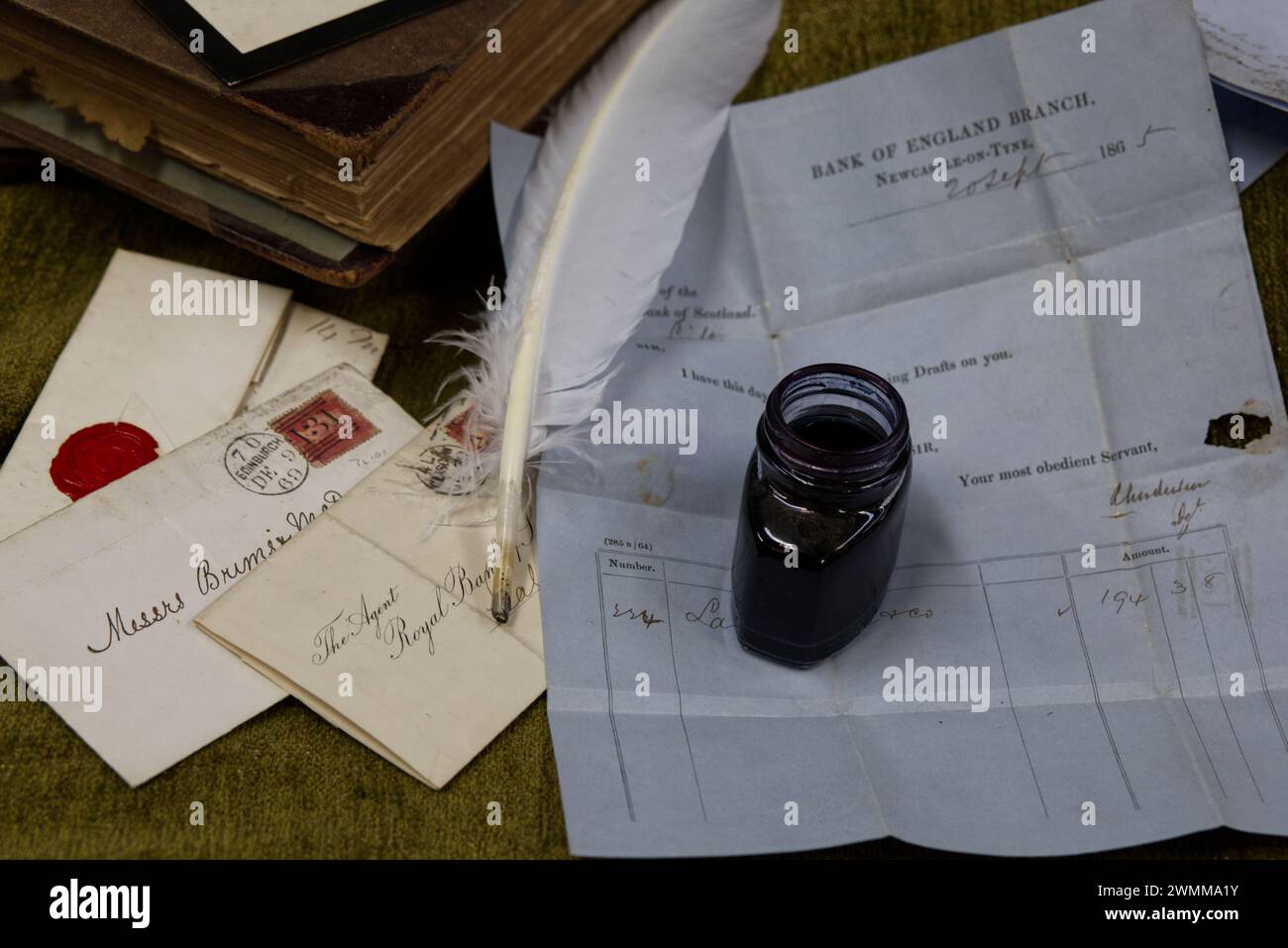 pozzo d'inchiostro e piume, attrezzature per scrivere Foto Stock