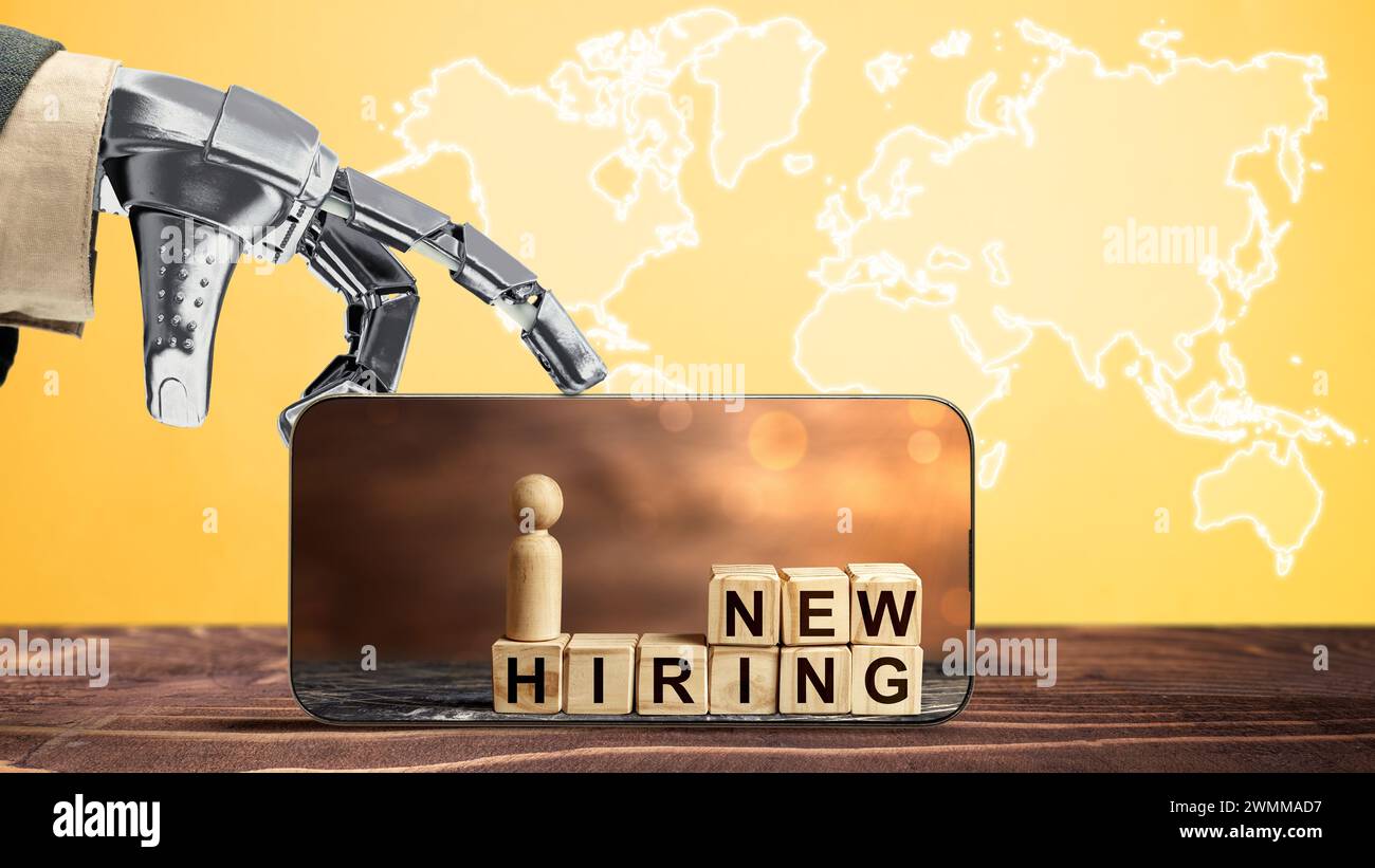 Una mano robotica mostra una fila di cubi di legno con il testo "New hire" e una bambola di legno sullo schermo del telefono cellulare. Concetto di assunzione Foto Stock