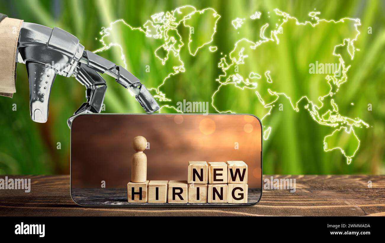Una mano robotica mostra una fila di cubi di legno con il testo "New hire" e una bambola di legno sullo schermo del telefono cellulare. Concetto di assunzione Foto Stock