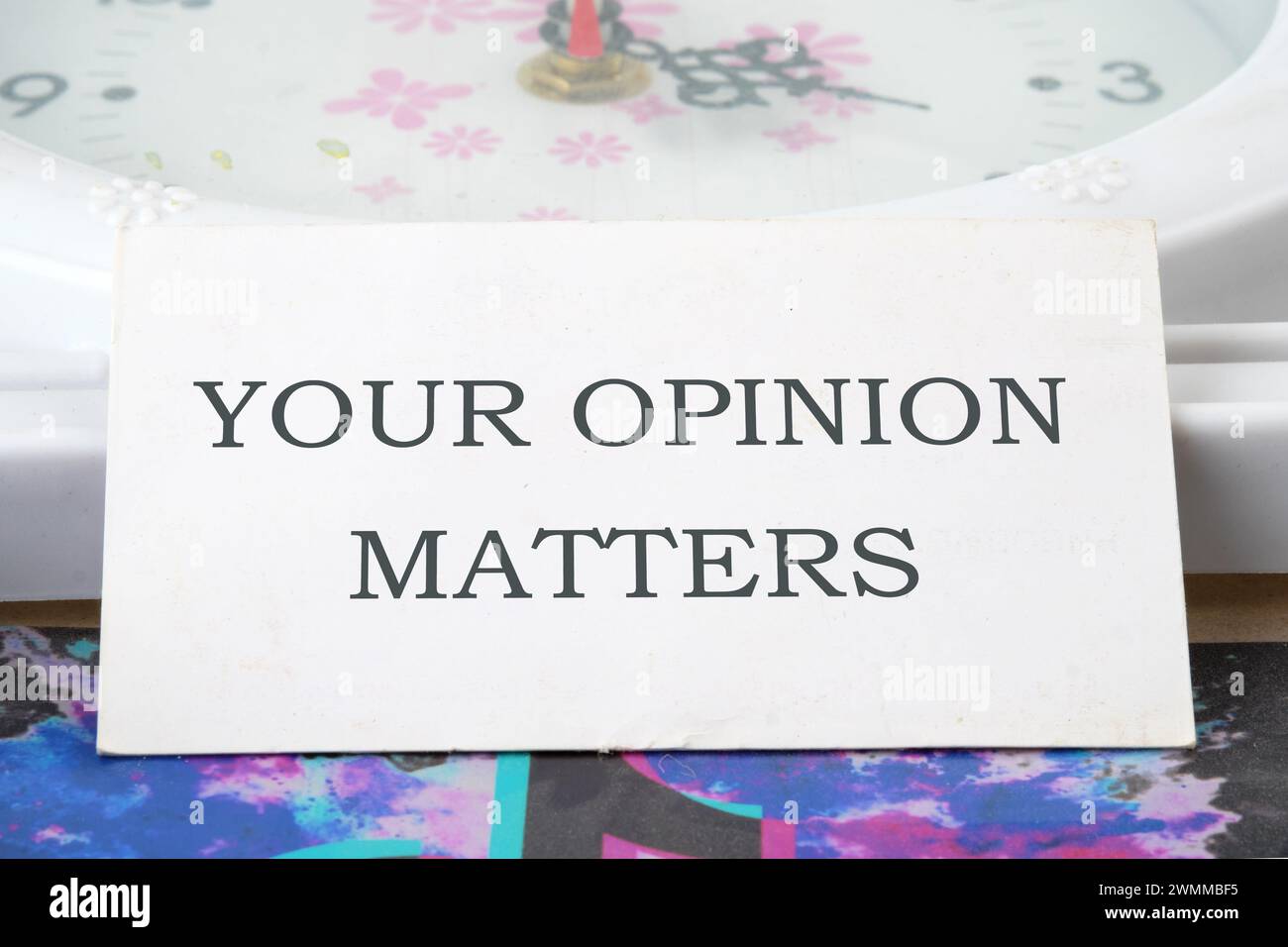 LA SUA OPINIONE CONTA UNA frase scritta su un biglietto da visita bianco Foto Stock