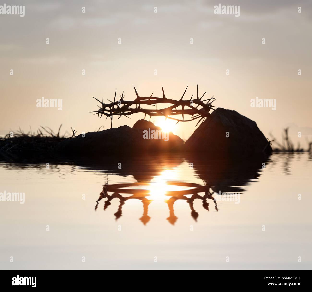 La corona di spine simboleggia la sofferenza di Gesù Cristo e la corona del cielo riflessa nell'acqua, nella settimana Santa e sullo sfondo Foto Stock