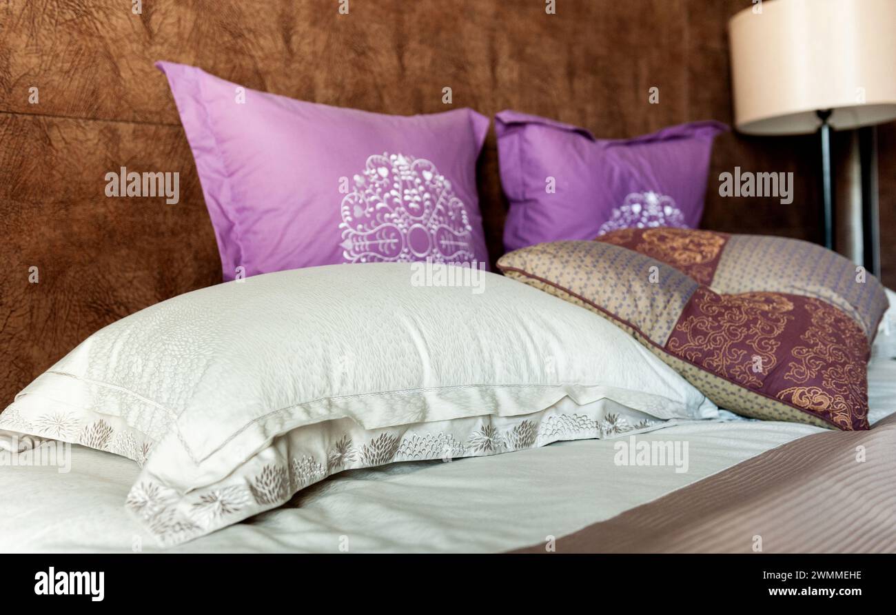 Cuscini e letto comodi in un hotel cinese Foto Stock