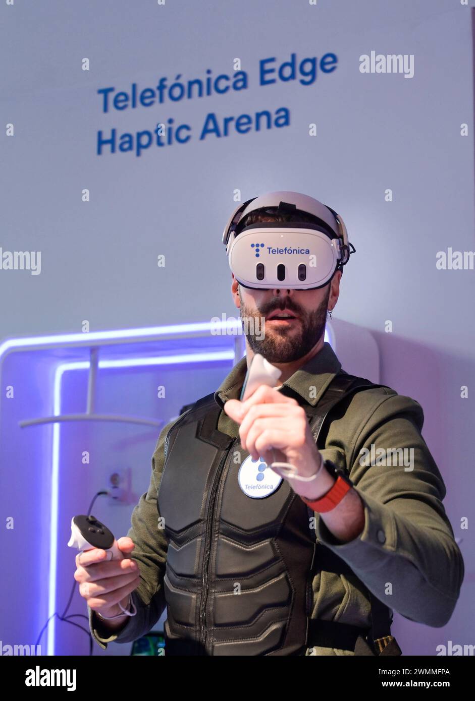 Virtuelles Spiel mit VR-Brille, telefonica Messestand Edge Haptic Arena, MWC Mobile World Congress, Barcellona, spagnolo *** gioco virtuale con occhiali VR, stand telefonica Edge Haptic Arena, MWC Mobile World Congress, Barcellona, Spagna Foto Stock