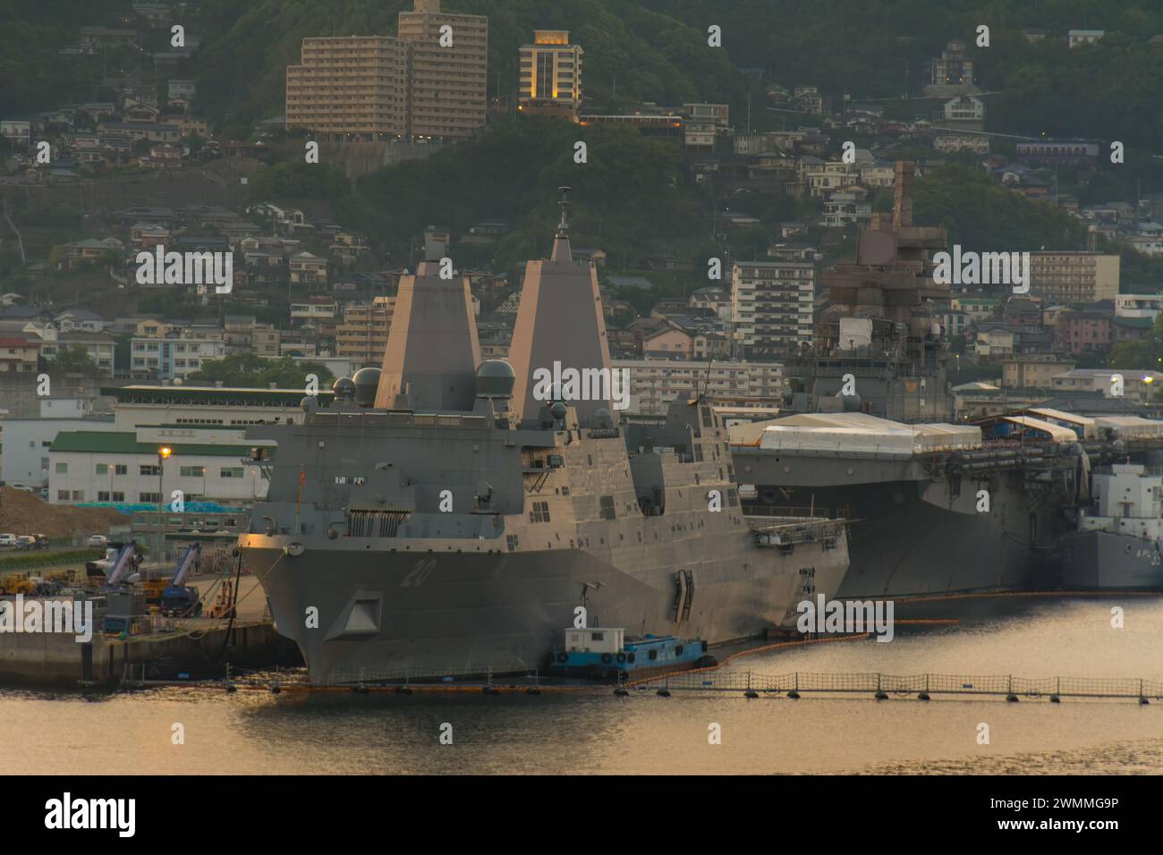 Okinawa, Giappone - 12 maggio 2016: Veduta della USS Green Bay, una nave da carico anfibia ormeggiata al porto di Naha a Okinawa. Foto Stock
