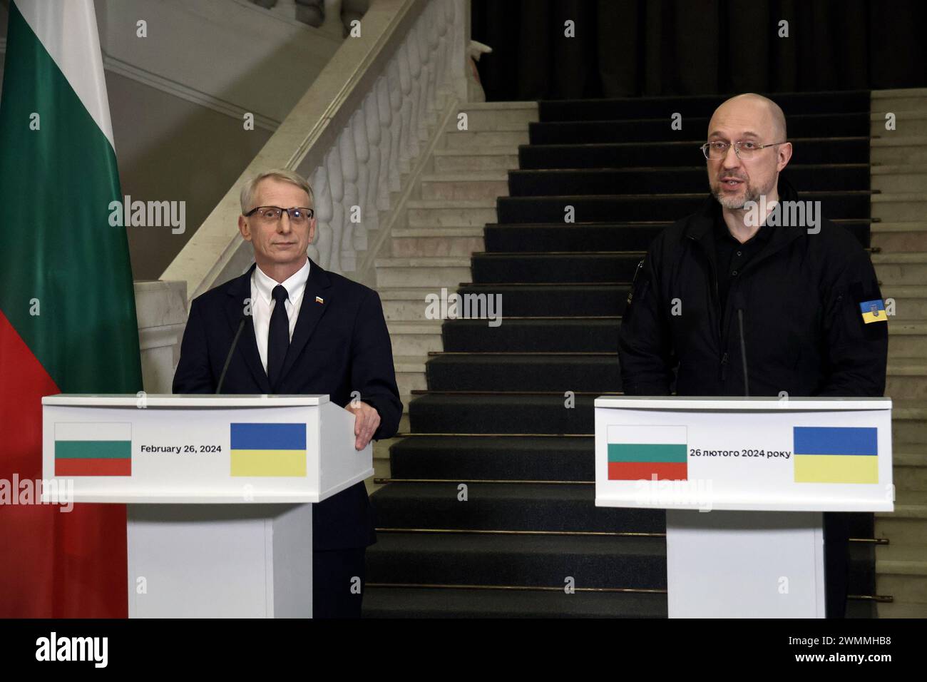 KIEV, UCRAINA - 26 FEBBRAIO 2024 - il primo ministro dell'Ucraina Denys Shmyhal (R) e il primo ministro della Bulgaria Nikolai Denkov partecipano a un briefing congiunto, Kiev, capitale dell'Ucraina. Foto Stock