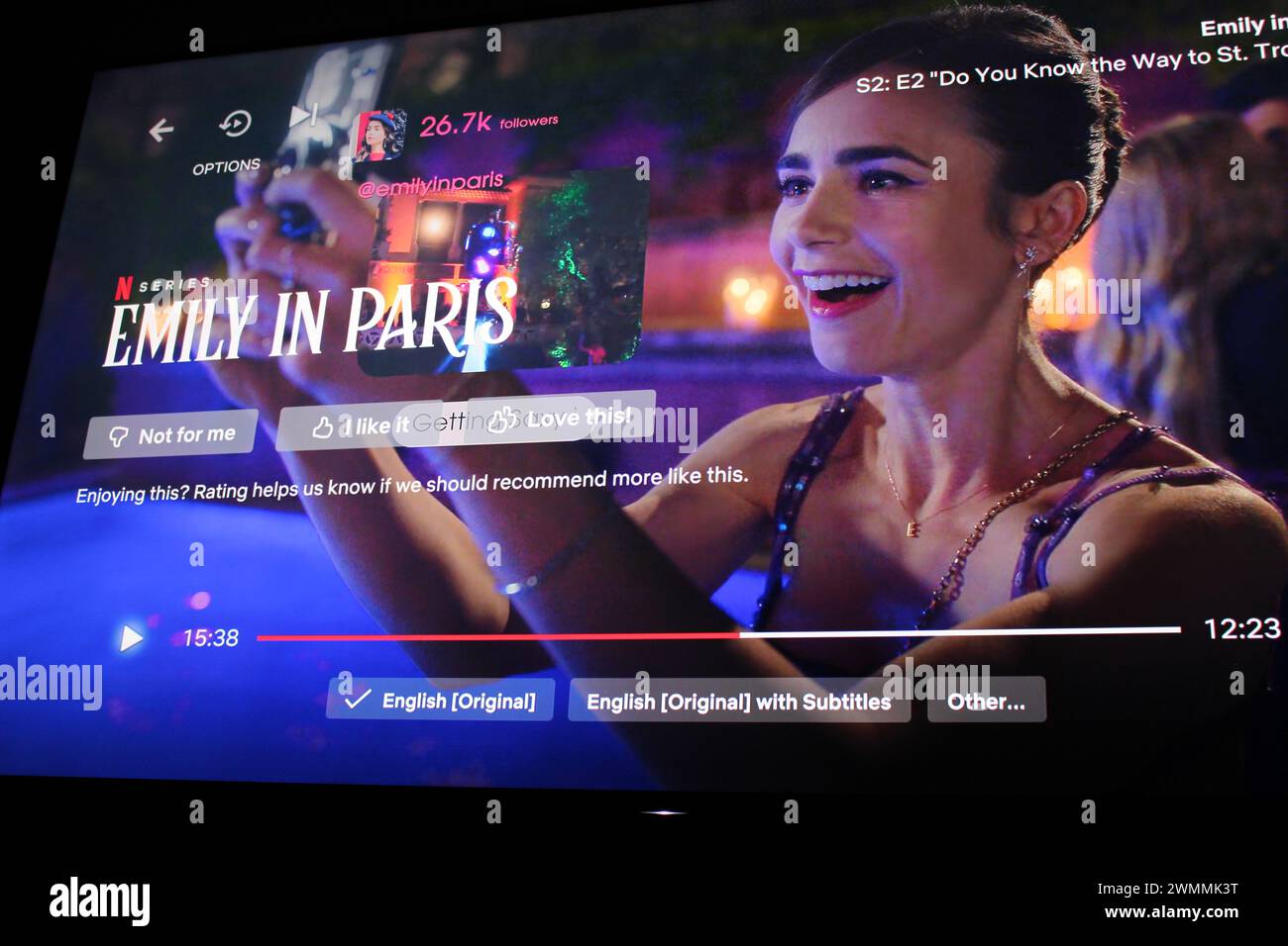 L'app Netflix si apre su uno schermo tv che mostra un fermo immagine della serie televisiva Emily in Paris stagione 2 Foto Stock
