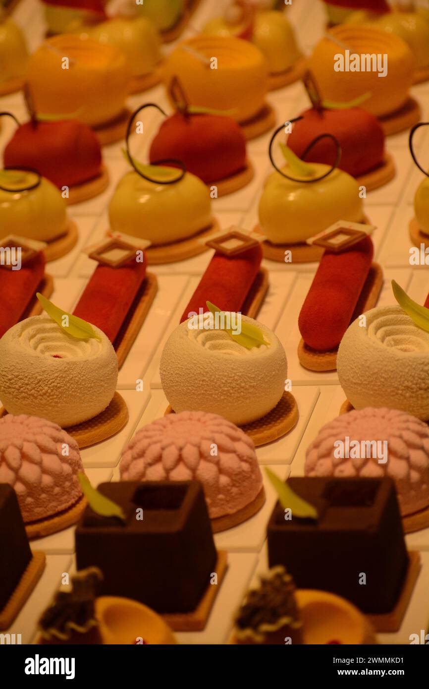 Una varietà di torte su un piatto bianco sul tavolo Foto Stock