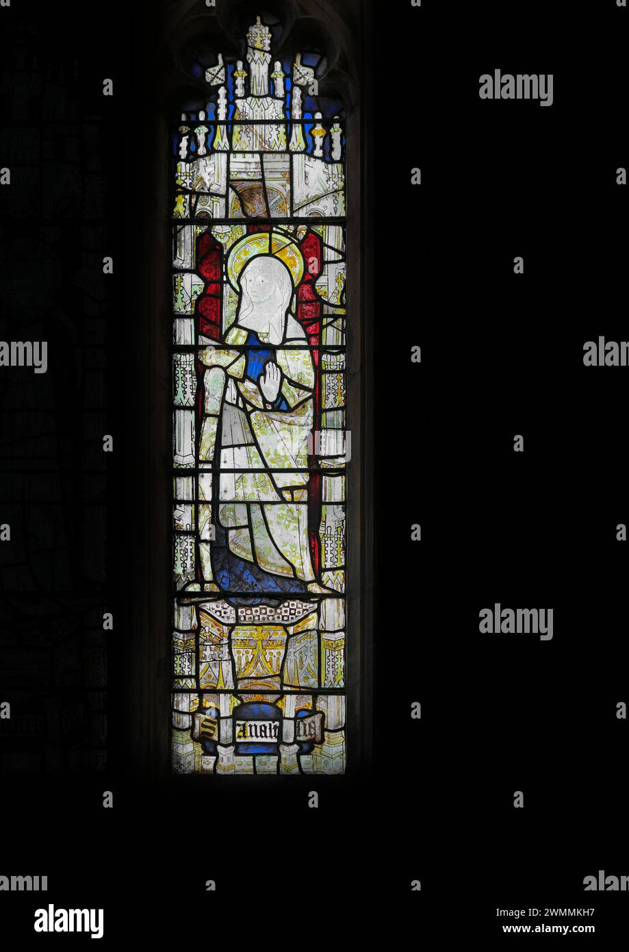 Figura di Sant'Anastasia su una vetrata del XV secolo nel cahpel dell'All Souls College, Università di Oxford, Inghilterra. Foto Stock