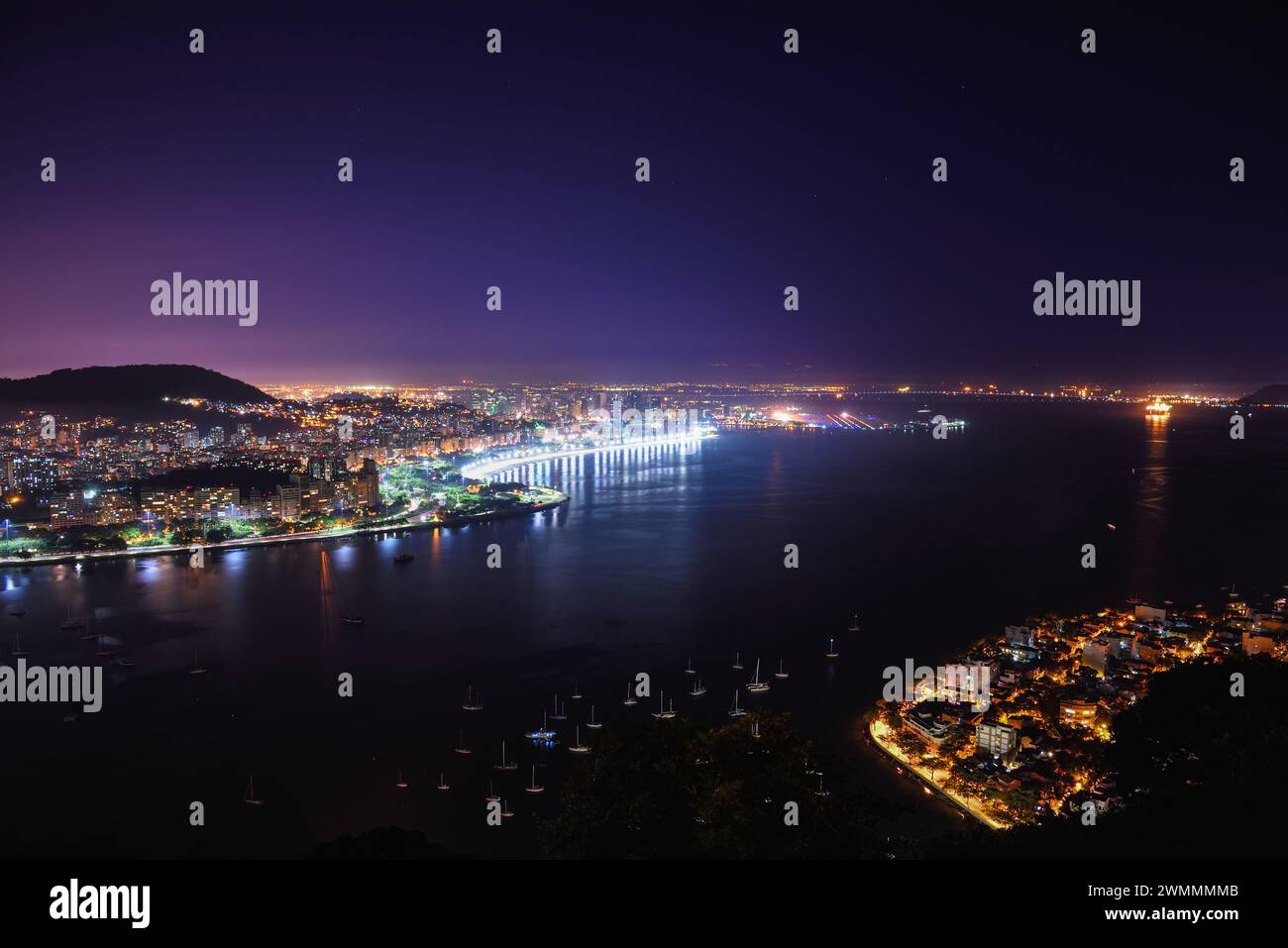 Vista notturna della baia di Guanabara e dello skyline di Rio de Janeiro da Morro da Urca - Brasile Foto Stock