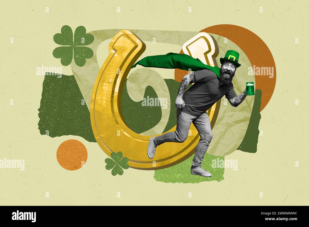 Collage immagine brochure di un uomo gioioso sorridente di mezza età che celebra l'evento di marzo bevi birra irlandese tradizionale isolata su sfondo disegnato Foto Stock