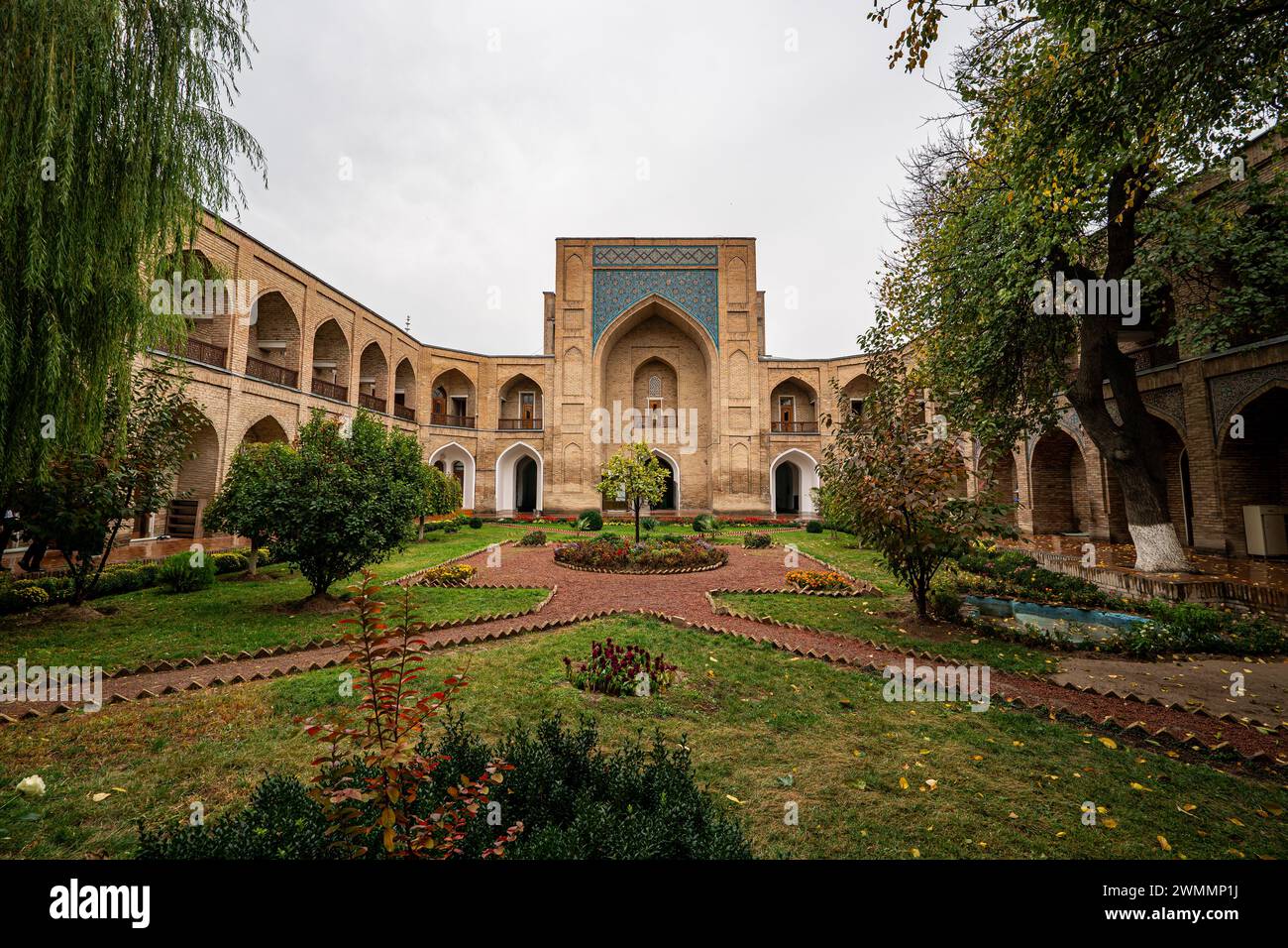 Giardino dell'atrio della Madrasa di Kukeldash, college teologico superiore. Tashkent, Uzbekistan. Foto Stock