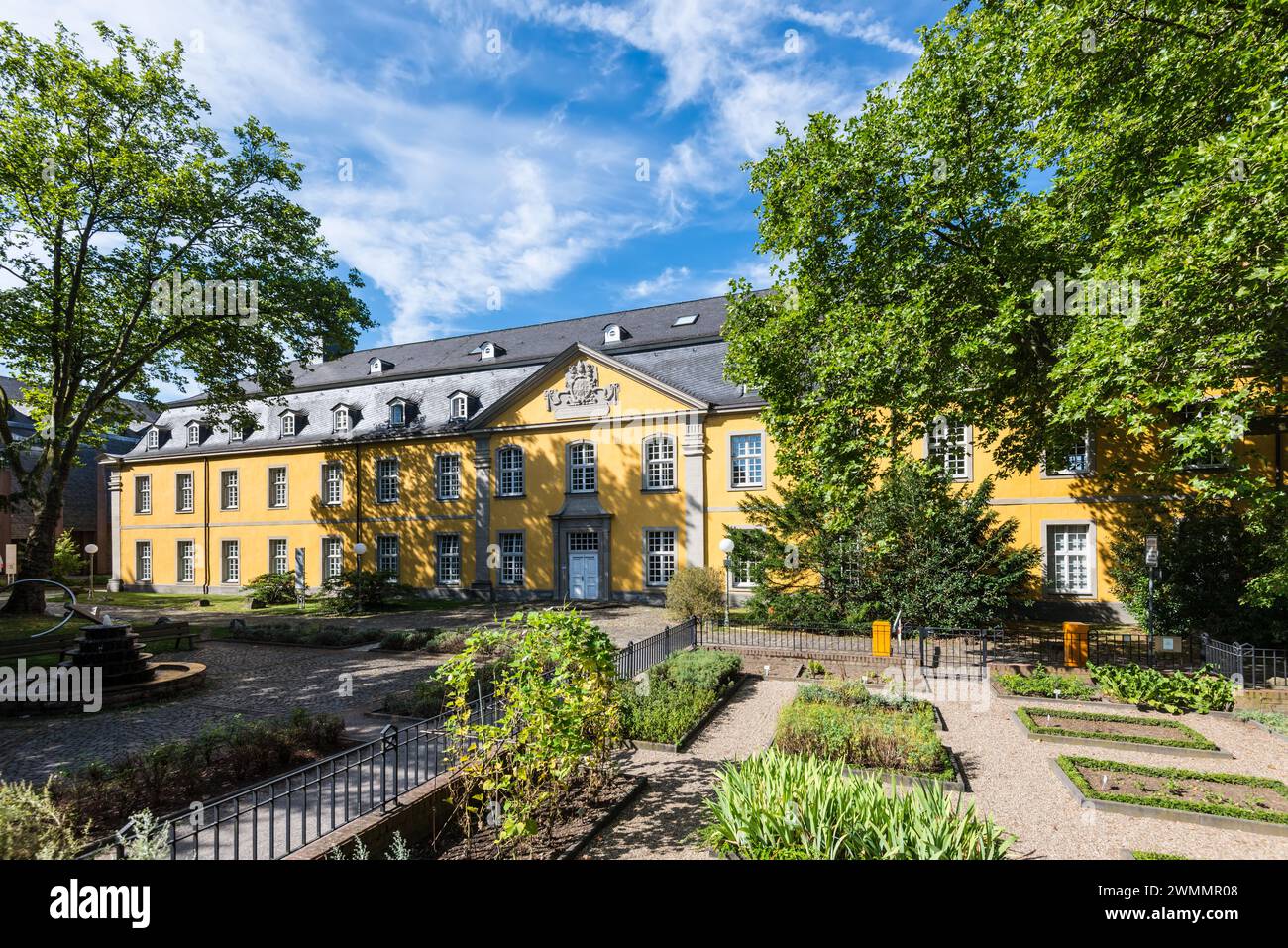 Essen, Germania - 21 agosto 2022: Street view of the Folkwang University of the Arts a Essen-Werden, Renania settentrionale-Vestfalia, Germania. Foto Stock