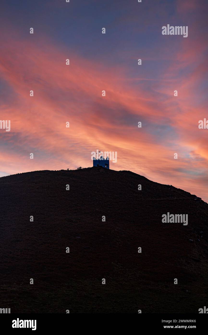 Torre di guardia sulla cima delle scogliere con un cielo al tramonto a Boscastle, Cornovaglia, Inghilterra Foto Stock