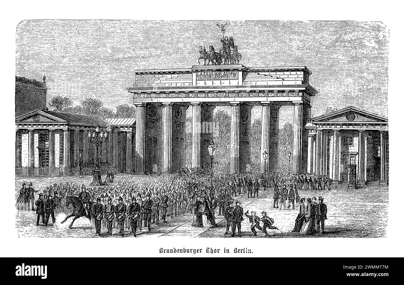 La porta di Brandeburgo a Berlino è un arco trionfale neoclassico che si erge come uno dei monumenti più rappresentativi della Germania. Eretta tra il 1788 e il 1791 dal re Federico Guglielmo II di Prussia, la porta fu progettata da Carl Gottardo Langhans. Simboleggia la pace e l'unità, rappresentata dalla Quadriga, una statua di un carro trainato da quattro cavalli, in cima alla porta, che fu aggiunta nel 1794. La porta di Brandeburgo ha assistito a numerosi eventi storici, tra cui il suo ruolo di simbolo di divisione durante la guerra fredda e, più tardi, della riunificazione quando il muro di Berlino cadde nel 1989. Foto Stock
