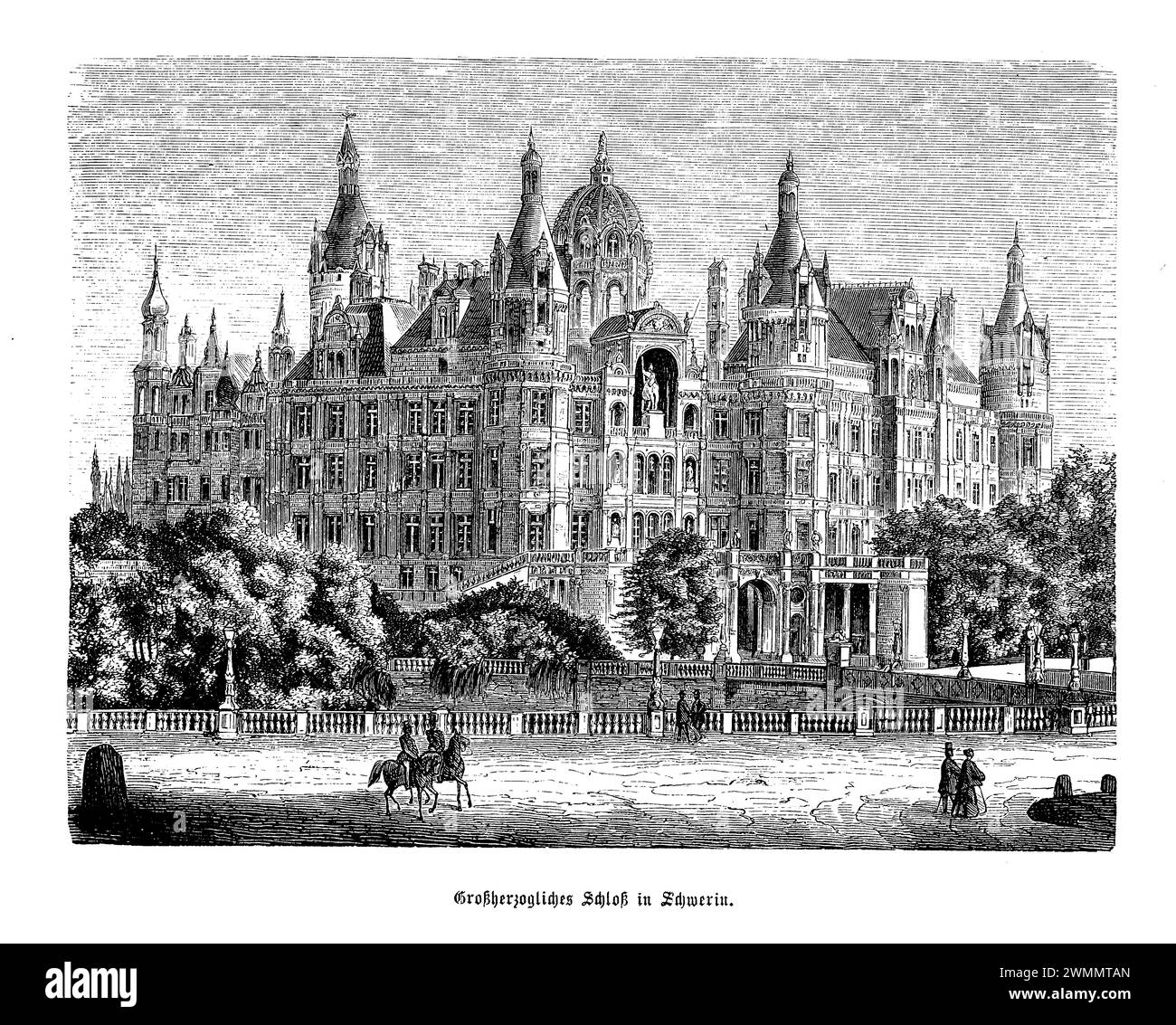 Il castello di Schwerin, situato nella pittoresca città di Schwerin nel nord della Germania, è un palazzo storico che sembra essere stato sollevato direttamente dalle pagine di una fiaba. Con le sue fondamenta risalenti al X secolo, il castello ha subito varie trasformazioni, culminando nel suo stato attuale come uno splendido esempio di storia romantica. Situato su un'isola nel lago Schwerin e circondato da giardini lussureggianti e sculture intricate, il castello è un simbolo della grandezza e della storia del Meclemburgo-Vorpommern. Una volta la casa di duchi e granduchi. Foto Stock