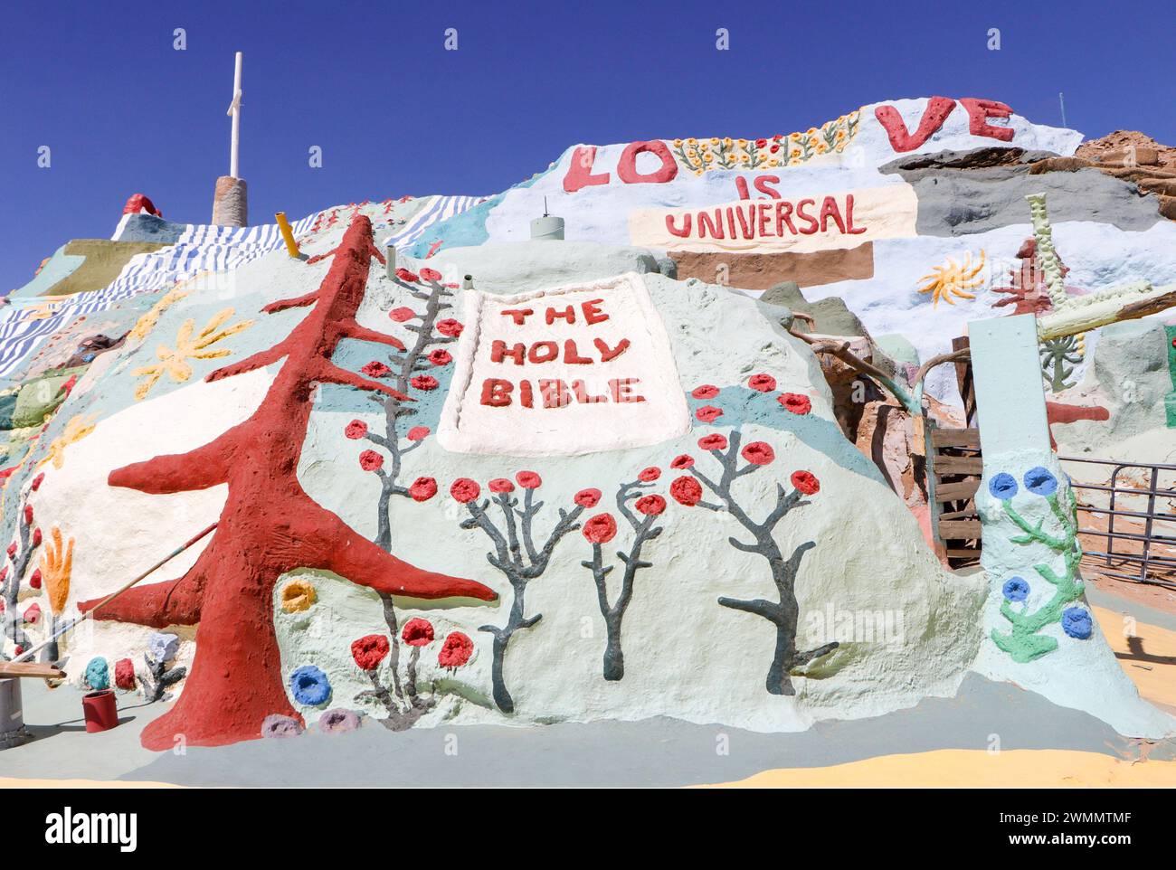 Installazione artistica di Salvation Mountain, Slab City, The Slabs, una comunità di stili di vita alternativi non incorporata e fuori dalla rete, sonora california Foto Stock