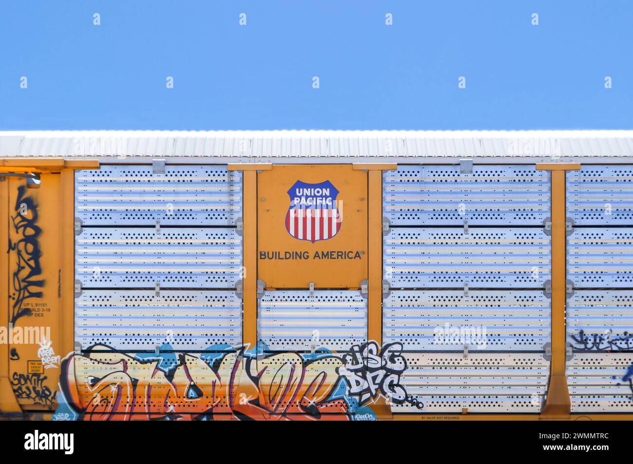 dettaglio del lato del vagone ferroviario union pacific con lo slogan building america e le etichette di innesto Foto Stock