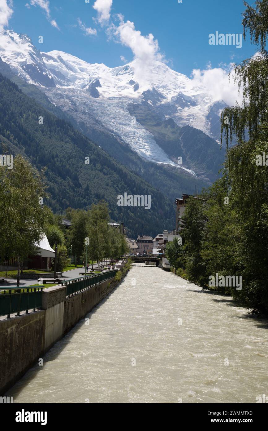 Chamonix - il Monte bianco sopra il fiume glaciale e la città. Foto Stock