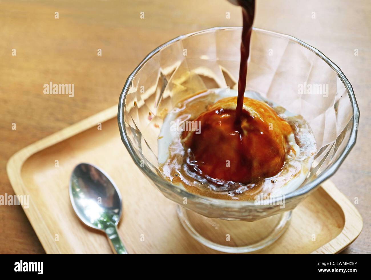 Gelato alla vaniglia versato con un espresso per una tazza di affogato Foto Stock