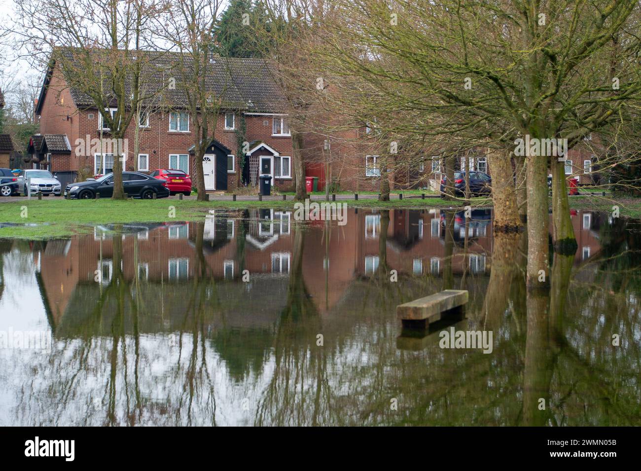 Colnbrook, Slough, Berkshire, Regno Unito. 27 febbraio 2024. Acqua del Colne Brook a Colnbrook, Slough, Berkshire. Un allarme alluvione è in atto per il Colne Brook a Iver e Colnbrook nel Berkshire. Crediti: Maureen McLean/Alamy Live News Foto Stock
