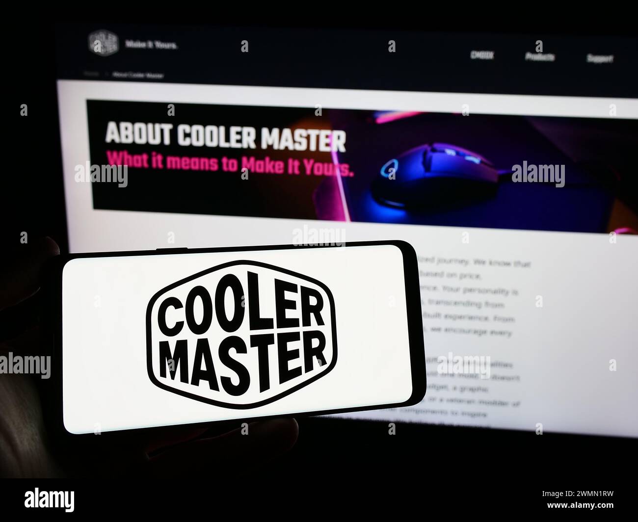 Persona che possiede uno smartphone con il logo dell'azienda taiwanese Cooler Master Technology Inc. Davanti al sito Web. Mettere a fuoco il display del telefono. Foto Stock
