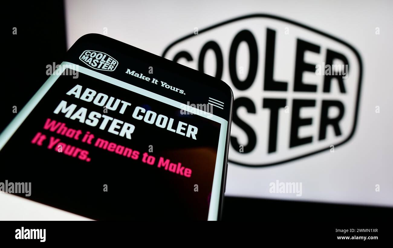 Smartphone con sito Web dell'azienda taiwanese Cooler Master Technology Inc. Davanti al logo aziendale. Mettere a fuoco in alto a sinistra sul display del telefono. Foto Stock