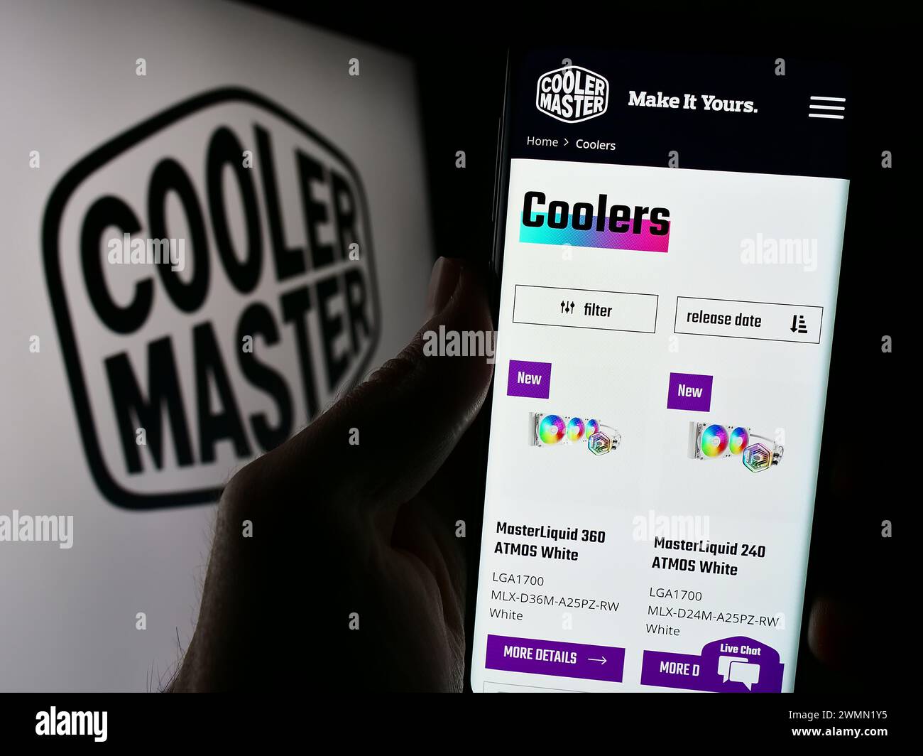 Persona che detiene un cellulare con la pagina Web dell'azienda taiwanese Cooler Master Technology Inc. Davanti al logo. Messa a fuoco al centro del display del telefono. Foto Stock