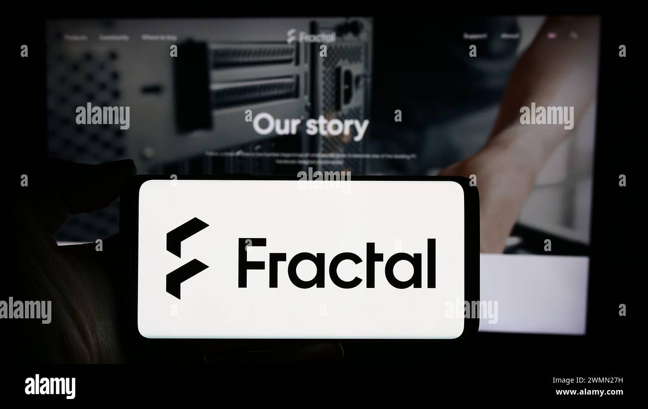 Persona che detiene un cellulare con il logo della società svedese di progettazione di hardware per computer Fractal Gaming AB di fronte alla pagina web. Mettere a fuoco il display del telefono. Foto Stock