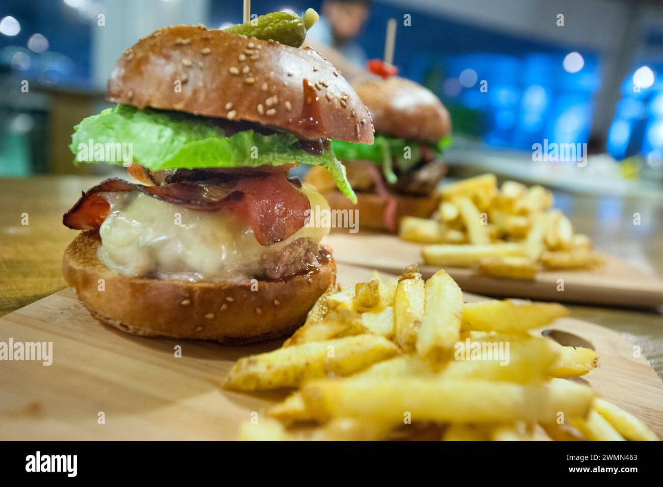 Cheeseburger con pancetta e patatine fritte Foto Stock