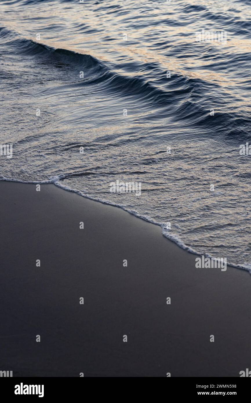 Le tranquille onde dell'oceano incarnano un senso di calma e zen Foto Stock