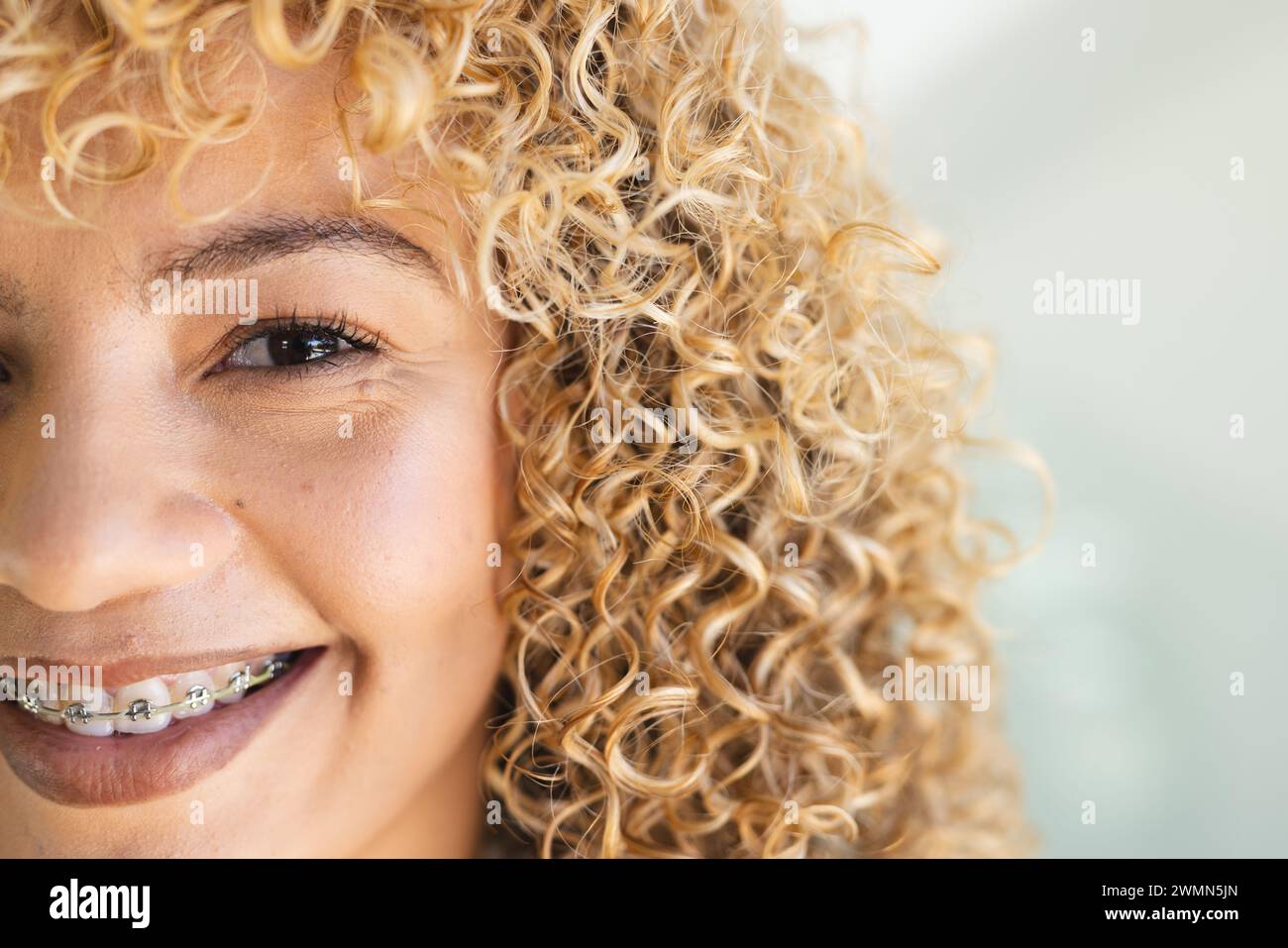 Primo piano di una giovane donna birazziale che sorride Foto Stock