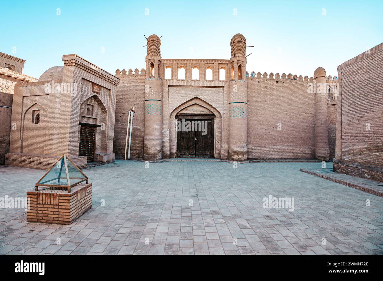 Le porte della città vecchia di Khiva, Uzbekistan. Strada vuota di un'antica città medievale Itchan Kala, Khiva, regione di Khorezm, Uzbekistan Foto Stock