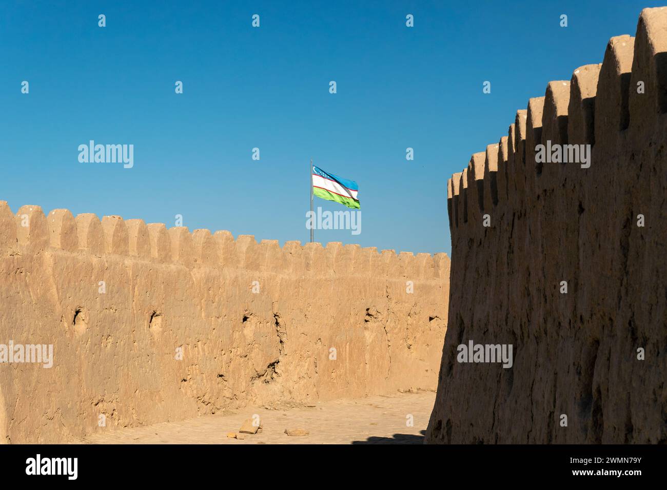 Bandiere dell'Uzbekistan a Khiva, un'antica città lungo l'antica via della seta in Uzbekistan, regione di Khorezm, Asia centrale Foto Stock