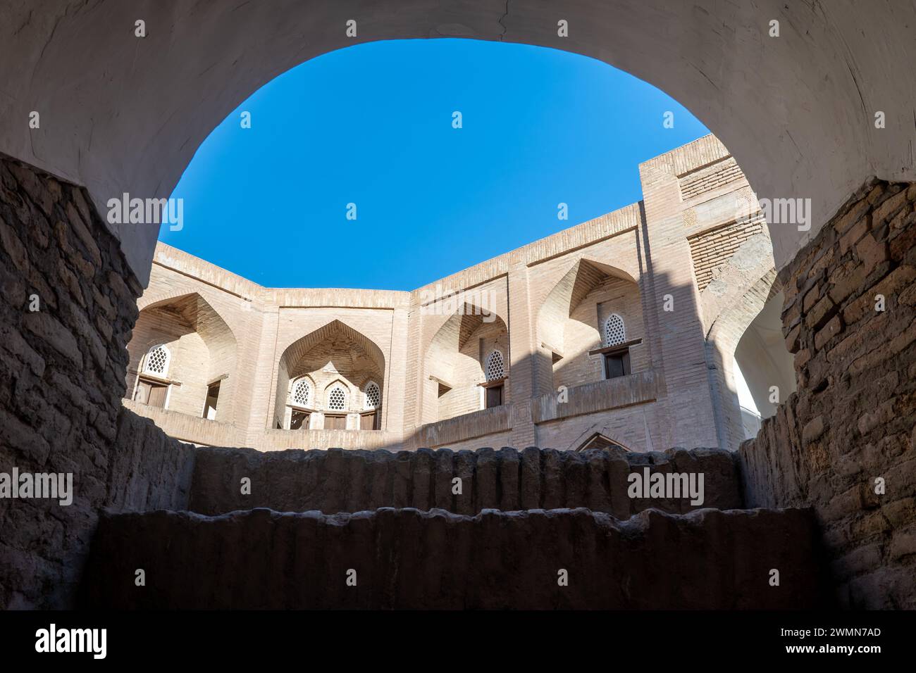 splendida vista dell'architettura medievale e del cielo blu dalla finestra Foto Stock