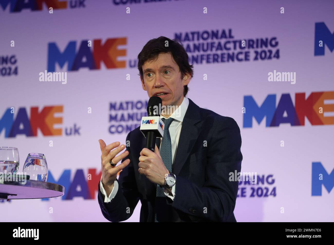 Londra, Regno Unito. 27 febbraio 2024. Rory Stewart OBE si rivolge alla Make UK National Manufacturing Conference 2024. Crediti: Uwe Deffner/Alamy Live News Foto Stock