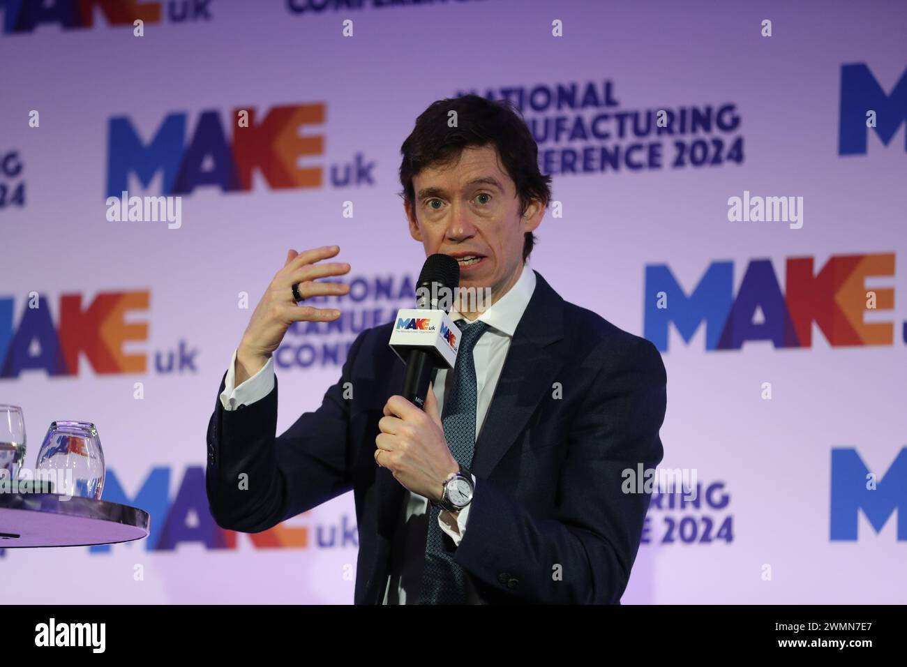 Londra, Regno Unito. 27 febbraio 2024. Rory Stewart OBE si rivolge alla Make UK National Manufacturing Conference 2024. Crediti: Uwe Deffner/Alamy Live News Foto Stock