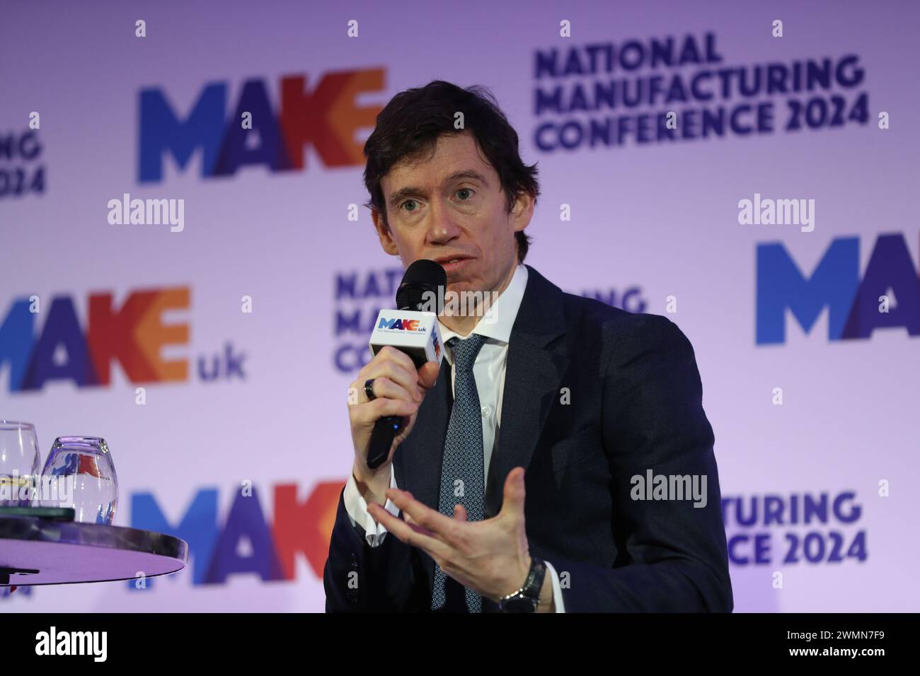 Londra, Regno Unito. 27 febbraio 2024. Rory Stewart OBE si rivolge alla Make UK National Manufacturing Conference 2024. Crediti: Uwe Deffner/Alamy Live News Foto Stock