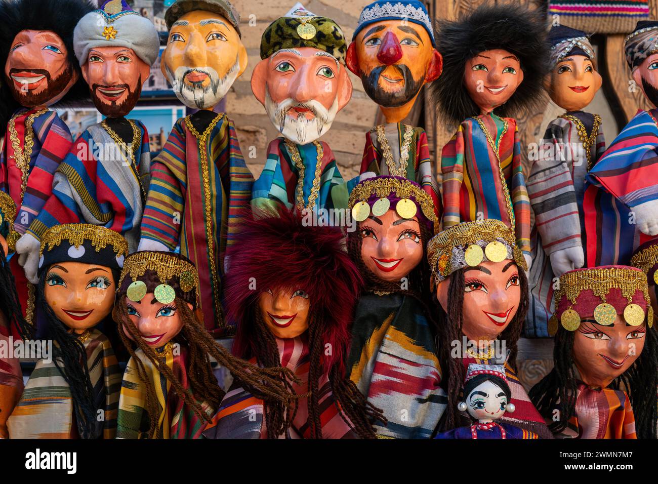 Bambole vestite con costumi tradizionali uzbeki. Burattino souvenir tradizionale con carta schiacciata dipinta (cartapesta). Itchan Kala (Xiva Ichon Qala). Khiv Foto Stock