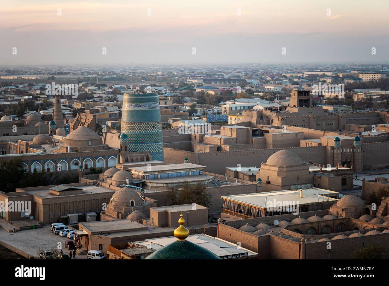 Sunet con vista panoramica e architettura persiana nell'antica città della via della seta di Bukhara, Uzbekistan, complesso religioso islamico po-i-Kalan, Kalyan Foto Stock