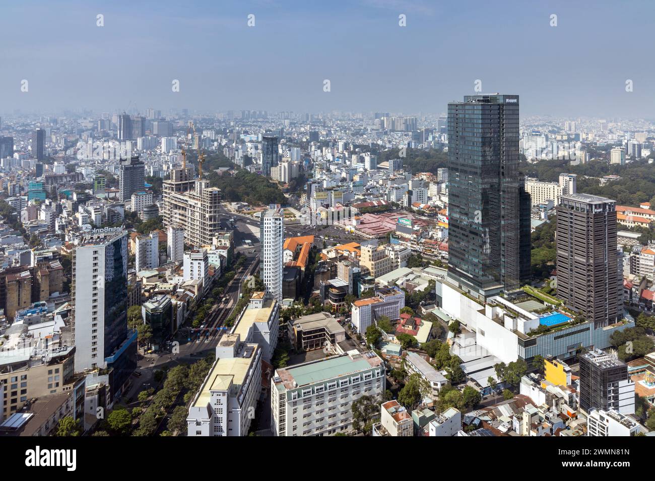 Vista della città di ho chi Minh (Saigon) dalla piattaforma di osservazione della torre finanziaria Bitexco, Vietnam Foto Stock