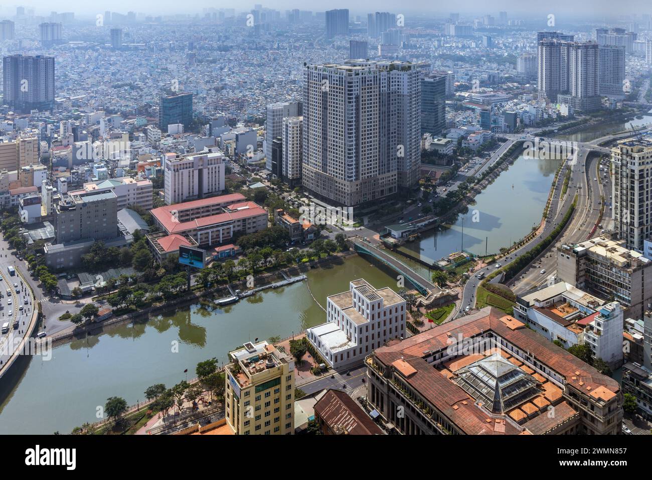 Vista della città di ho chi Minh (Saigon) dalla piattaforma di osservazione della torre finanziaria Bitexco, Vietnam Foto Stock
