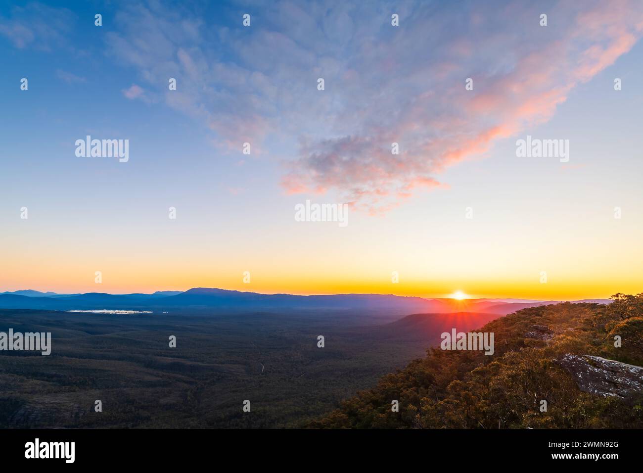 Vista sulla Victoria Valley dal punto panoramico di Reed al tramonto, sulle montagne Grampians, Victoria, Australia Foto Stock