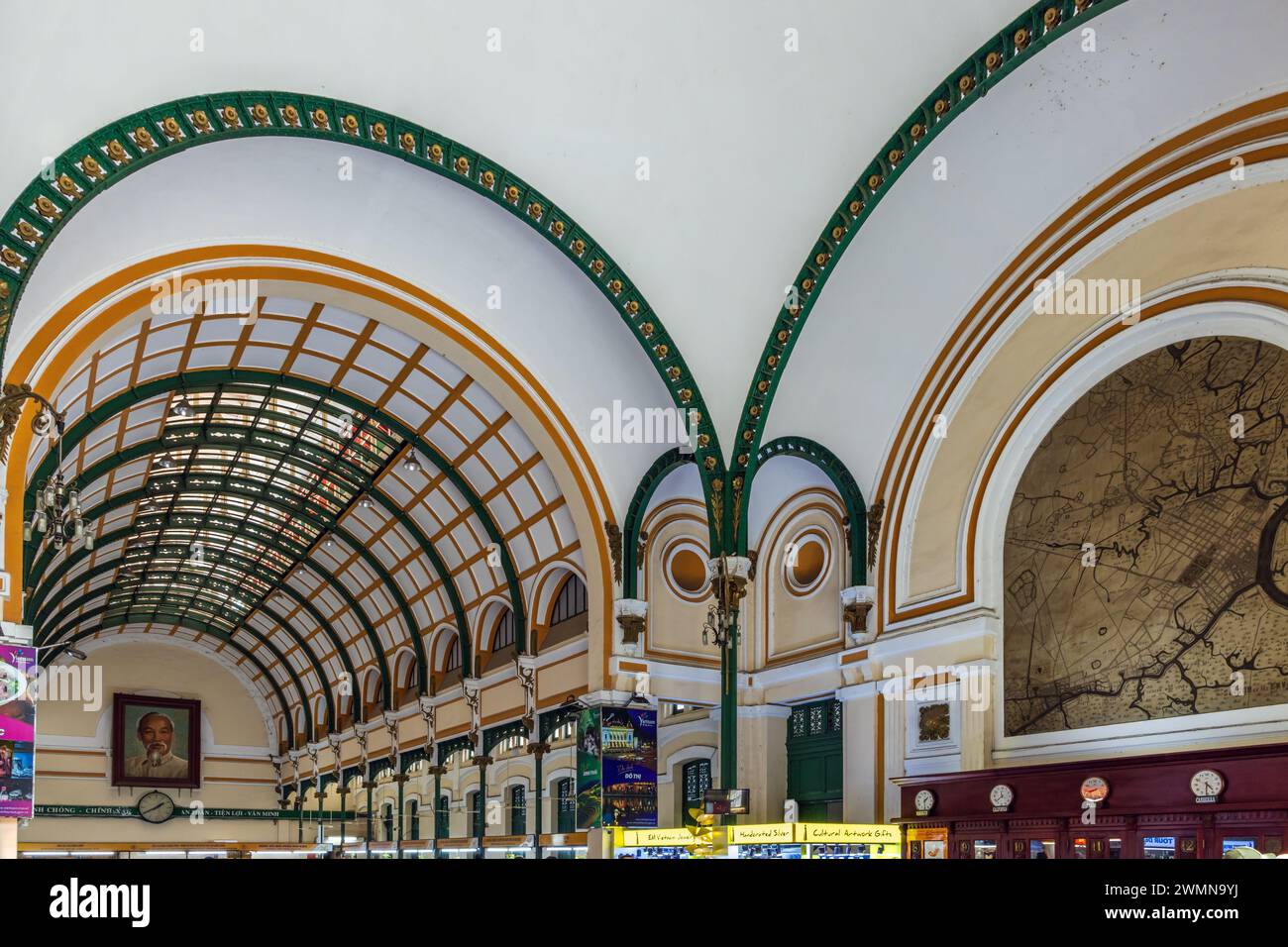 Interno dell'ufficio postale centrale di Saigon a ho chi Minh, Vietnam. Fu costruito tra il 1886 e il 1891. Foto Stock