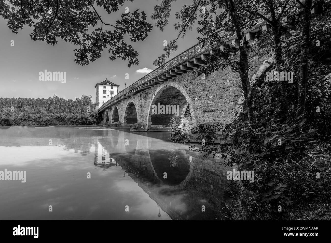 Una vista monocromatica dello storico ponte alte Lahnbrucke Foto Stock