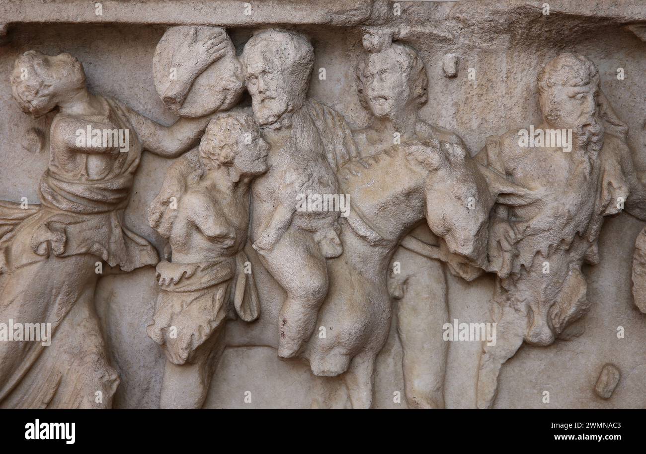 Sarcofago con processione dionisiaca e Dioniso ubriaco 160-180 d.C. Roma. Italia. Foto Stock