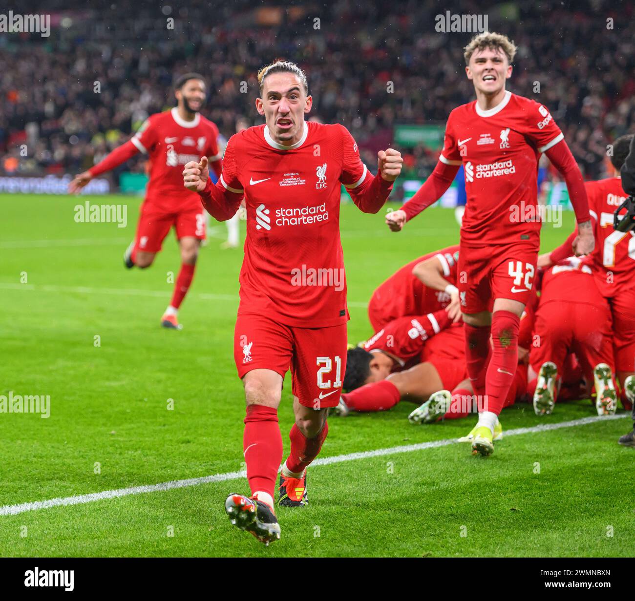 Londra, Regno Unito. 25 febbraio 2024 - Chelsea contro Liverpool - finale della Carabao Cup - Stadio di Wembley. Kostas Tsimikas celebra il gol vincente del Liverpool. Crediti immagine: Mark Pain / Alamy Live News Foto Stock