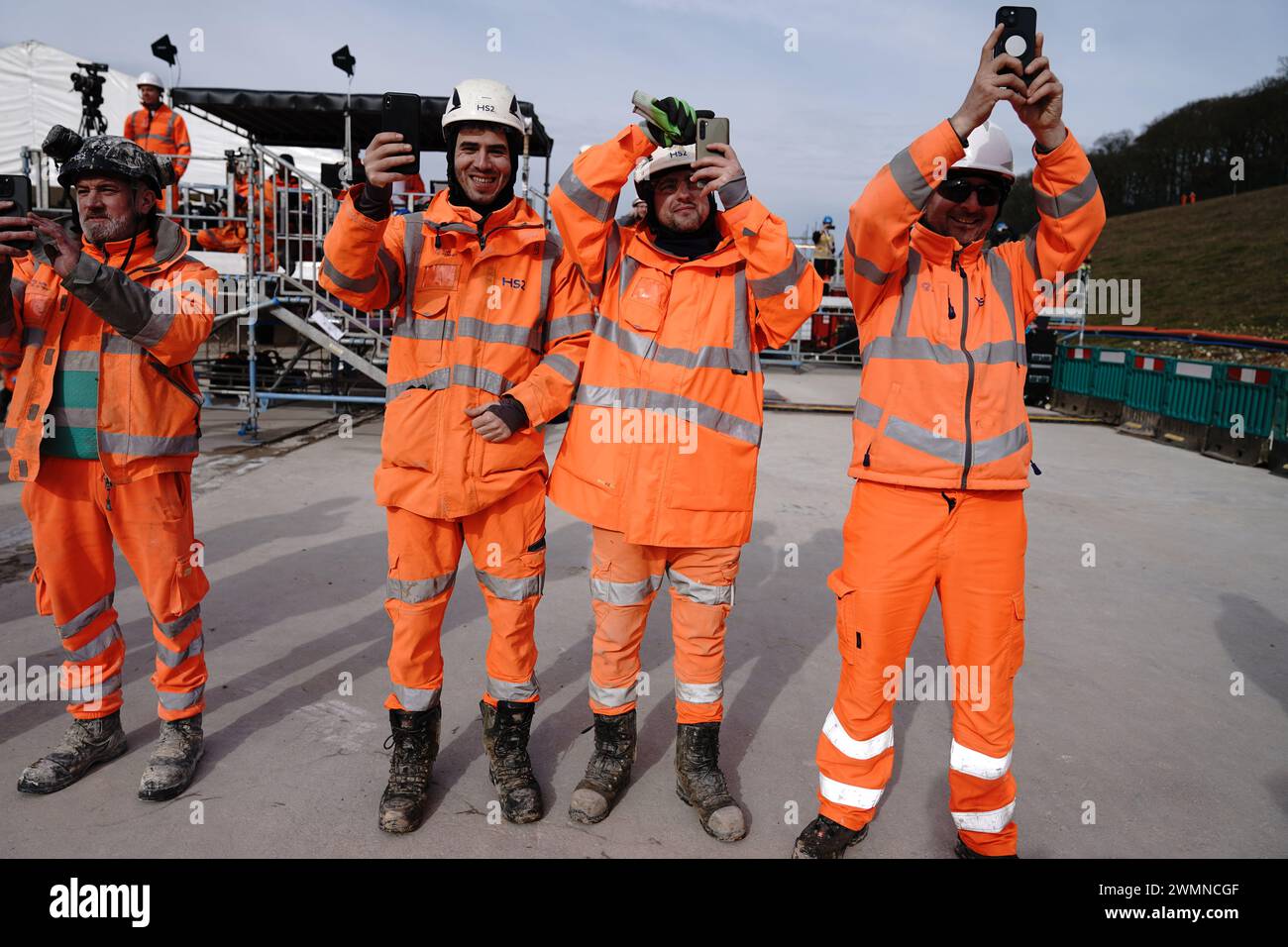 I lavoratori festeggiano dopo aver scavato la macchina Florence ha completato il tunnel più lungo della HS2, un viaggio di 16 km sotto le Chiltern Hills, a North Portal, vicino a South Heath, Buckinghamshire. Data foto: Martedì 27 febbraio 2024. Foto Stock