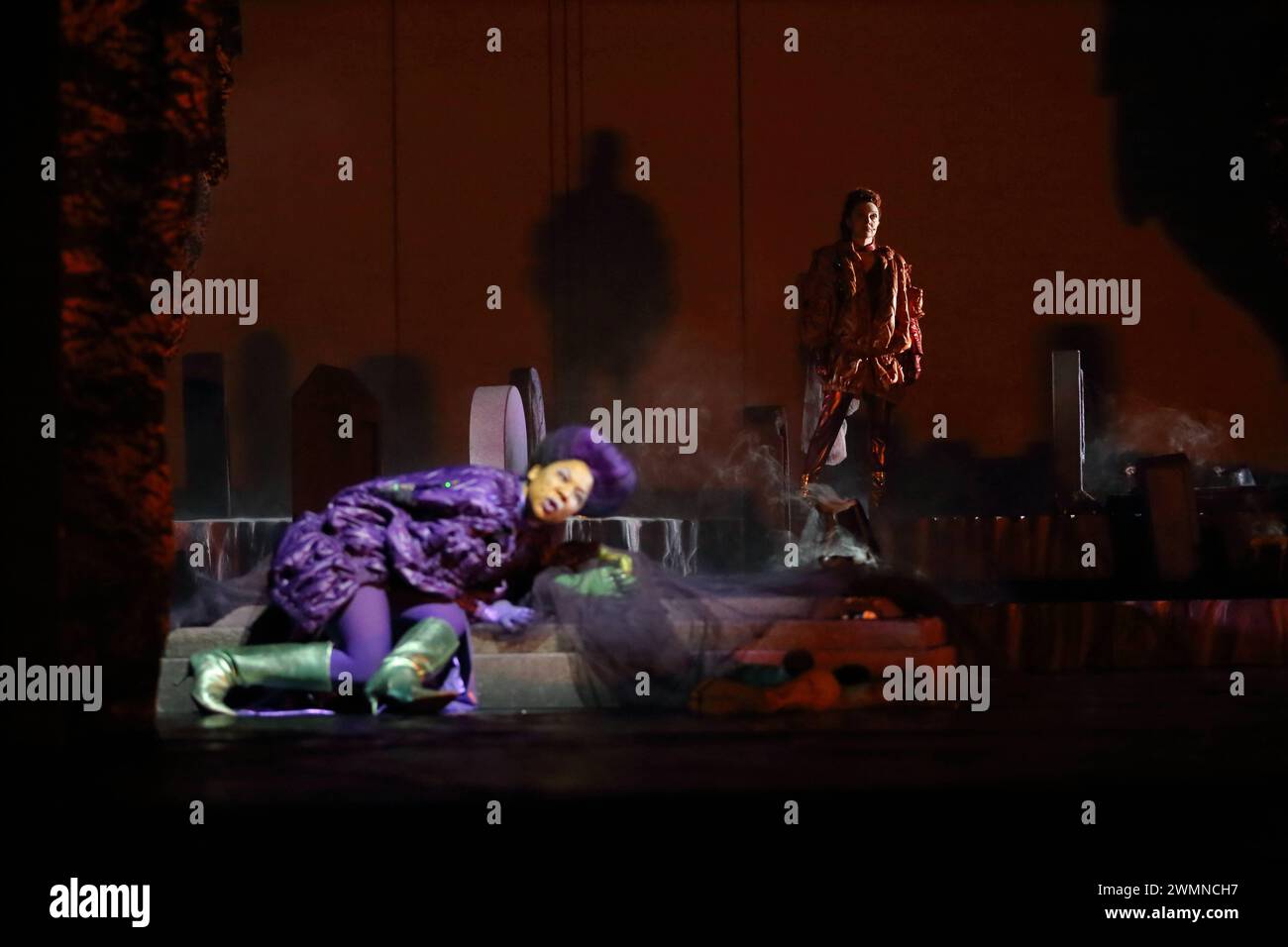 Abak Safaei-Rad und Regine Zimmermann, v.l., während der Fotoprobe für das Stück Ulrike Maria Stuart im Deutschen Theater di Berlino, 26. Febbraio 2024. // Königinnendrama von Elfriede Jelinek. Regie Pinar Karabulut. Bühne Michela Flück. Kostüme Claudia Irro. Premiere AM 28. Febbraio 2024. Deutsches Theater Berlin Ulrike Maria Stuart *** Abak Safaei Rad e Regine Zimmermann, da sinistra, durante le prove fotografiche per la commedia Ulrike Maria Stuart al Deutsches Theater di Berlino, 26 febbraio 2024 Queens dramma di Elfriede Jelinek regista Pinar Karabulut Stage Michela Flück Costumes Claudia Foto Stock